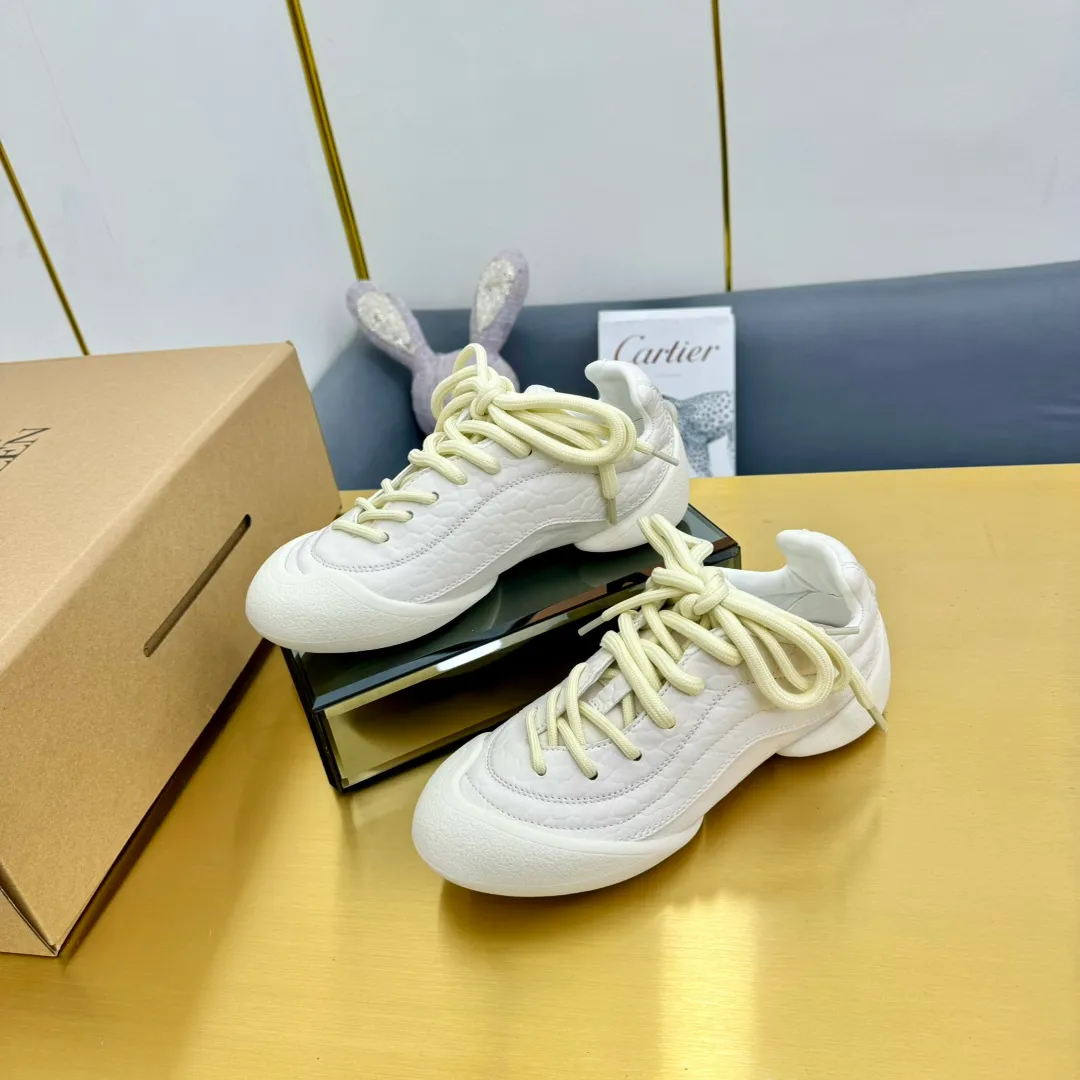 👟👟Ex-factory price 600👟👟 Men's size +10 The latest popular couple model ALEXANDER MCQUEEN/Alexander McQueen 24ss The latest autumn and winter Flexion series retro casual sneakers Original purchase development and production This Flexion Off white tone grain leather low-top sneakers use different sizes of laces and are matched with lightweight segmented soles inspired by anatomy. The reverse skull pattern is embossed on the heel. Fabric: Original customized imported first-layer cowhide. Lining: Customized imported breathable mesh lining. Sole: Original open-molded non-slip TPU material. Size: #Female model 35-40 #Men's model 39-45 (custom-made 45 non-returnable)